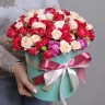 Кустовые розы в коробке Море радости  с доставкой в Пятигорске