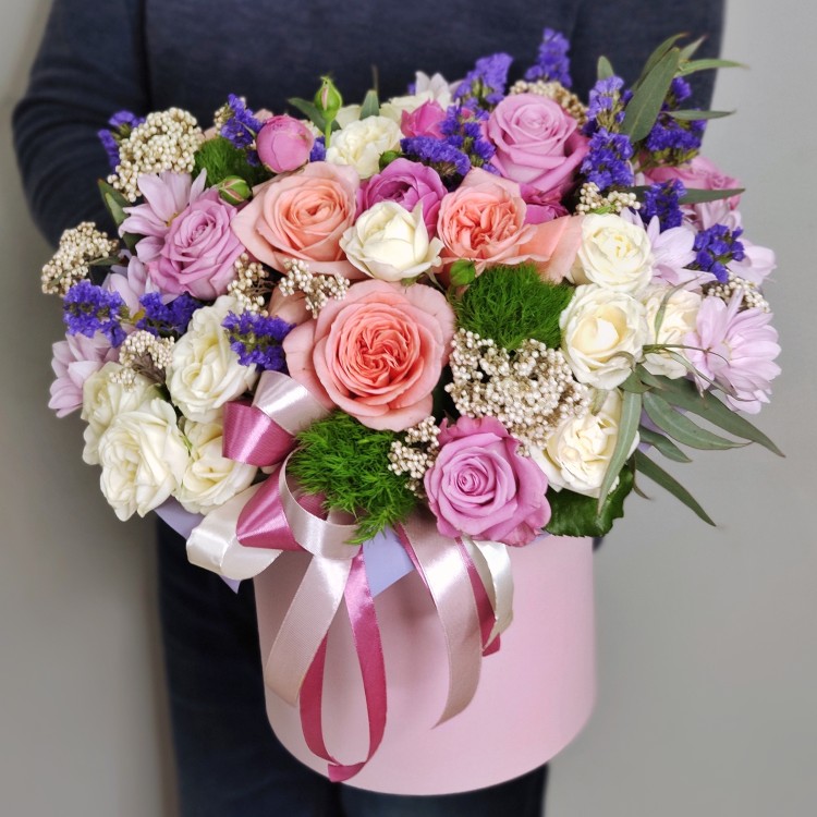 Цветы в шляпной коробке Красотка с доставкой в Пятигорске