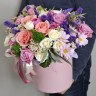Цветы в шляпной коробке Красотка с доставкой в Пятигорске