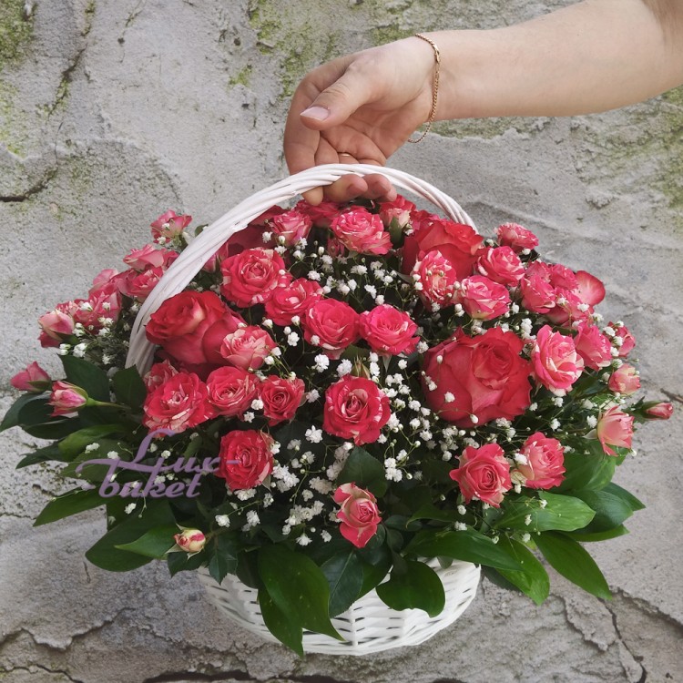 Корзина с красными и кустовыми розами Файер с доставкой в Пятигорске
