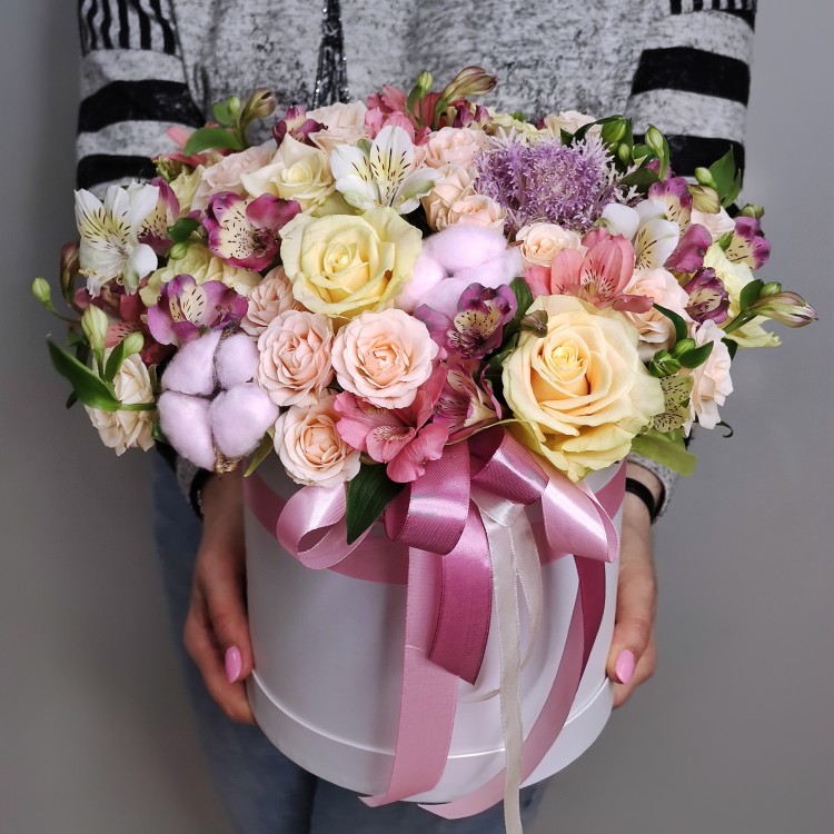 Цветы в коробке Женское счастье с доставкой в Пятигорске