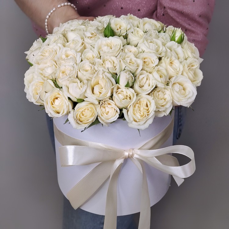 Остров счастья Белые розы в коробке с доставкой в Пятигорске