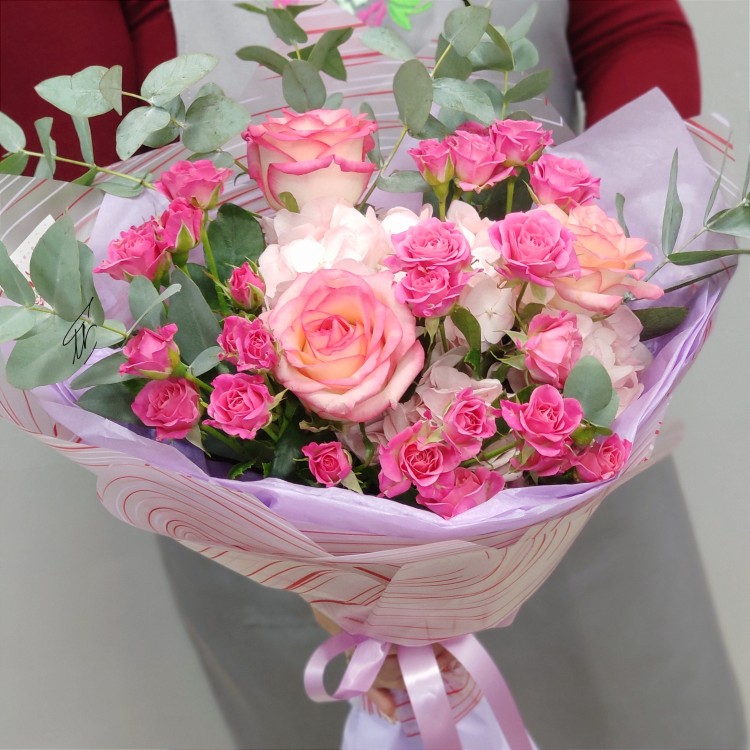 Любимый розовый Букет роз и гортензий с доставкой в Пятигорске