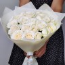Нежный букет 25 белых роз с доставкой в Пятигорске
