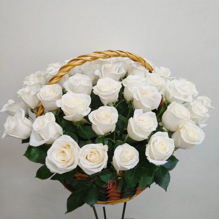 Корзина белых роз премиум с доставкой в Пятигорске