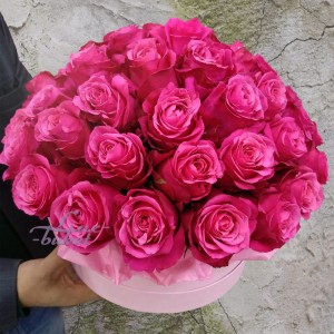 Розовые розы в шляпной коробке Малибу