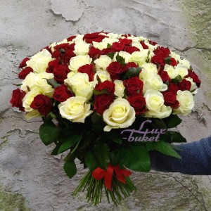 Большой букет красных и белых роз Счастье