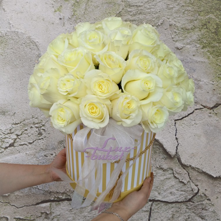 Белые розы в шляпной коробке с доставкой в Пятигорске