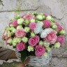 Стильная корзина из розовых и белых роз Очарование с доставкой в Пятигорске
