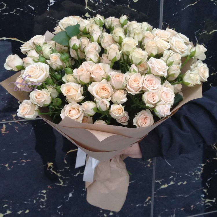 Прелесть Букет кремовых кустовых роз с доставкой в Пятигорске