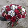 Яркий букет из красных роз и ромашковых хризантем  с доставкой в Пятигорске