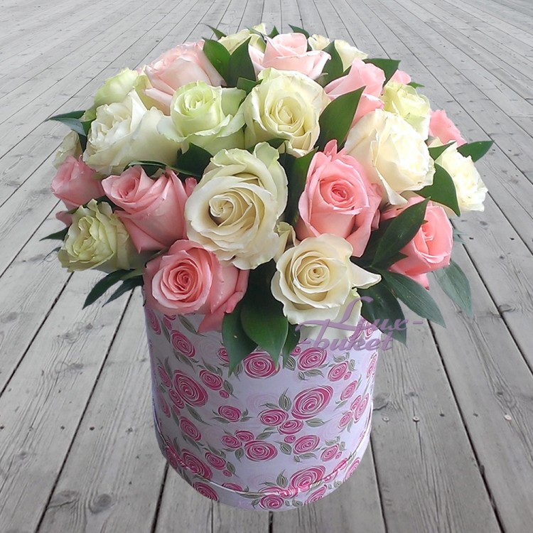 Цветы на счастье Большая коробка крупных роз с доставкой в Пятигорске