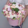 Шляпная коробка с розами и хлопком с доставкой в Пятигорске