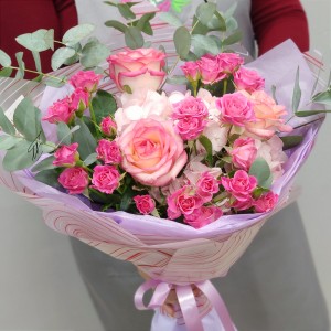 Любимый розовый Букет роз и гортензий