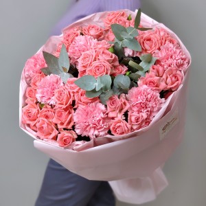 Розовый персик Букет роз и диантусов